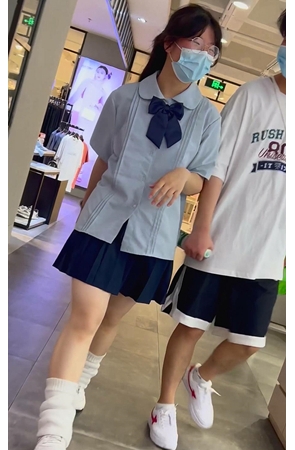 百褶裙妹子