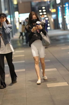 黑白搭配瑜伽短裤