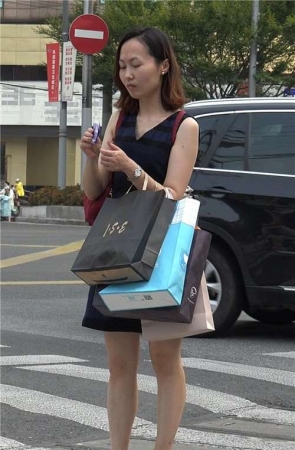 4K – 成熟知性街拍高跟美女脚脏了擦擦再走 [525 MB/MP4]