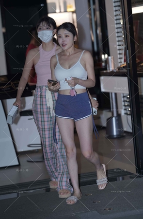 运动热裤美腿美眉