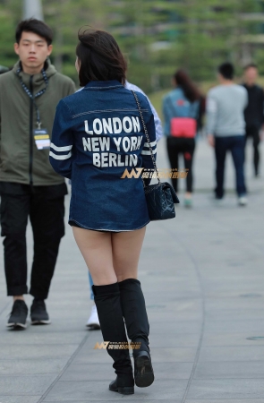 上暖下凉的短发妹子