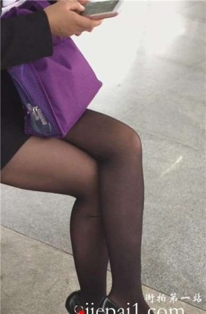 街拍黑丝美腿OL制服短发美女。