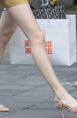 诱惑街拍短裙高跟少妇