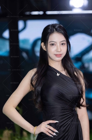 250328-19=42 改装展上的黑裙白皙性感美脚车模 8P