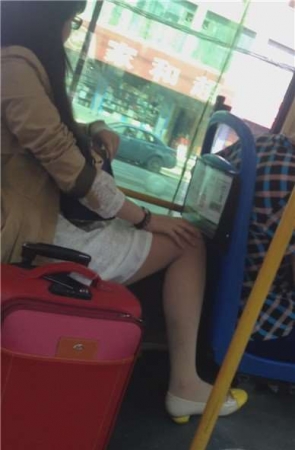 公交车上拍摄肉丝袜连衣裙女孩