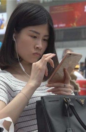 红色美甲街拍凉高跟美女 [244 MB/WMV]