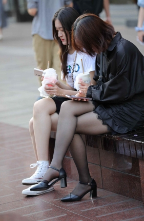 黑si美眉逛街一天坐下来歇会