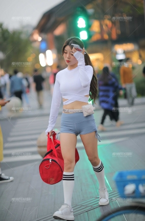 清秀的健身美眉 健身走起