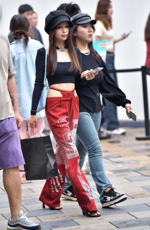 时尚红库美女