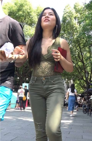 4K 军绿色紧身裤性感肥臀美女  [1.73 GB]