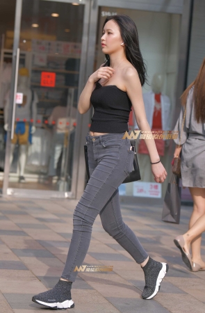 灰色性感牛仔裤美女