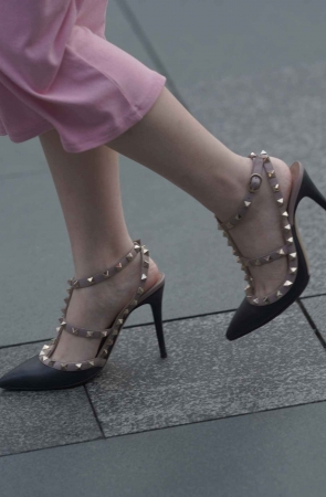 街拍捧着花的粉色裙美女