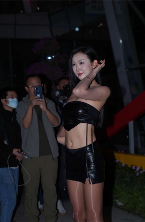 夜色下的黑皮亮丝