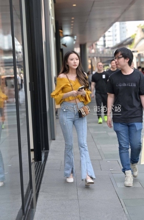街拍漂亮的牛仔裤美女