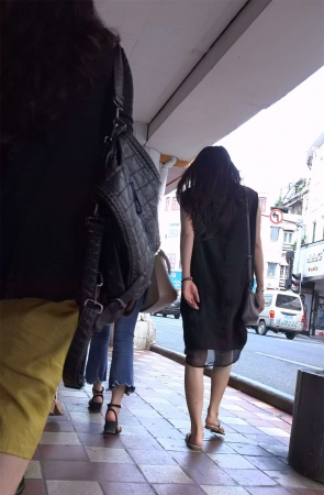 紧身蓝牛加深蓝高挑美女姐妹