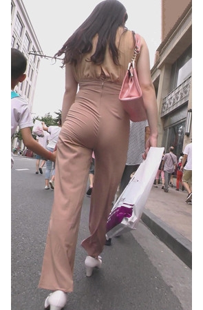 高腰棕色紧身裤美妇