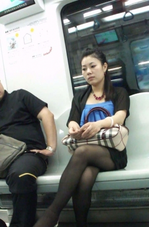 地铁里的黑丝豹纹高跟少妇