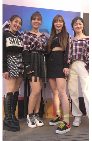 摆拍的几个漂亮美女