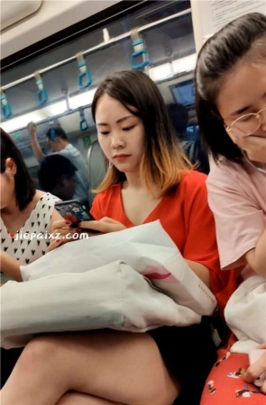 街拍红衣妹子 [597 MB/mp4]