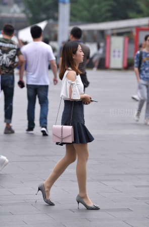 街拍短裙丝袜高跟靓妹