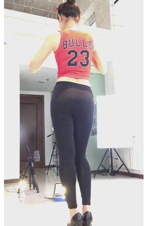 紧身裤运动背心性感美女模拍[259M/MP4]