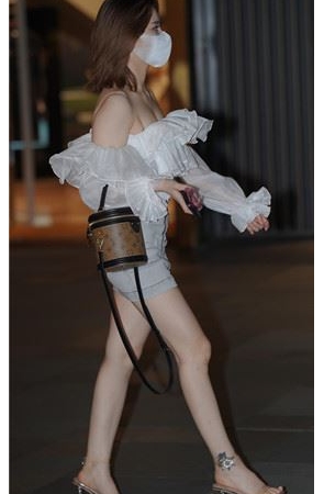 戴口罩的牛仔裙小姐姐【套图+视频】