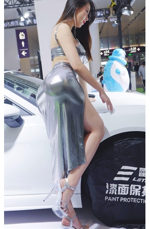 银裙车模小姐姐