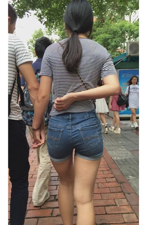 蓝牛热裤妹子