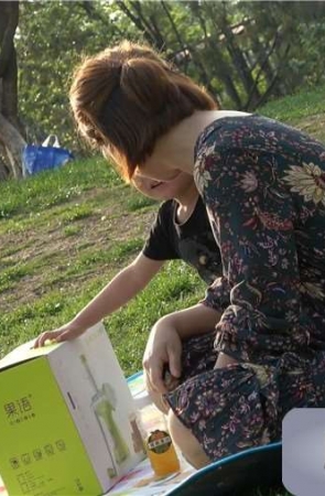 4k-碎花连衣裙裸足少妇