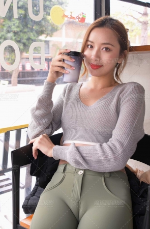 绿色紧身蜜桃裤长腿美女