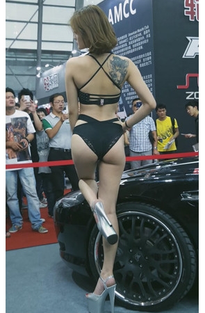 性感的短发车模美女