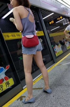 4K – 地铁站偶遇到的超正点姑娘 [1.41 GB/MP4]