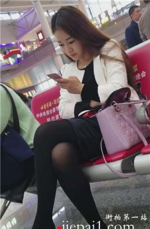 4K – 候车室拍摄优雅的长发少f