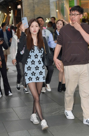 23521-10=43√黑色丝袜美女 10P