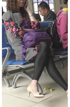 打电话的卷发妹子