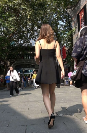 4K – 街拍黑色吊带裙姑娘 [2.10 GB/MP4]