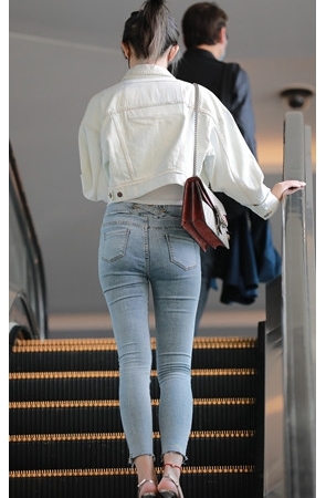 紧身牛仔裤小姐姐(77P)[895M/JPG]