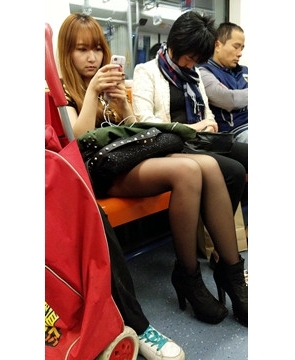 4k-地铁上拍摄甜美黑丝高跟鞋金发美眉。