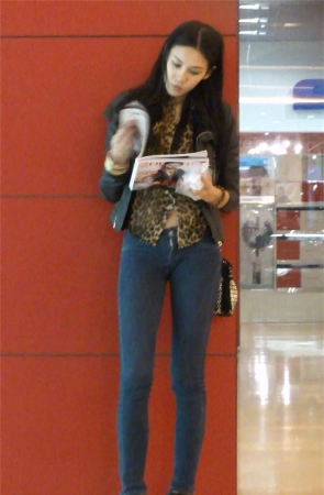 超长美腿紧身牛仔裤美女