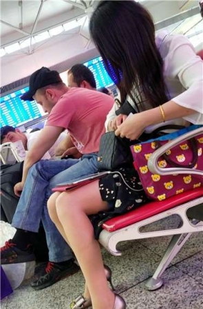 4k超清，美腿高跟鞋小姐姐翻找车票？