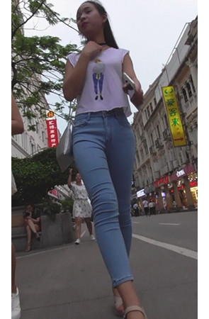 漂亮的牛仔长裤紧身小妹