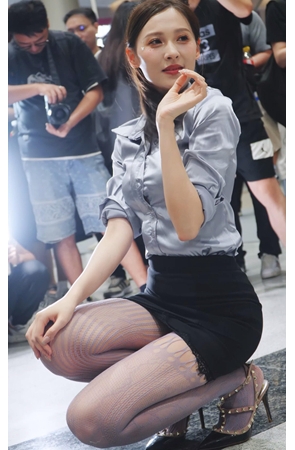 黑色包臀裙美女