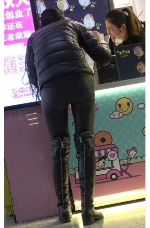 商场里的两个高靴皮裤美女