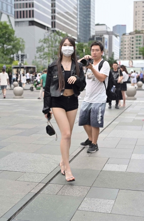 街拍超短热牛美腿美女