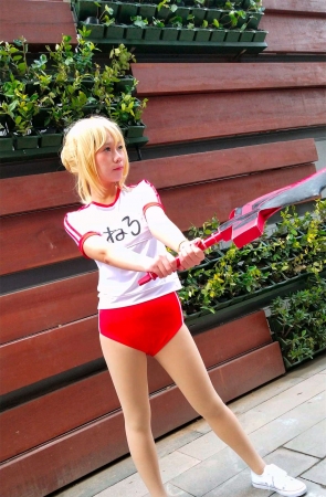 红色短裤黄发cosplay的二次元青春少女