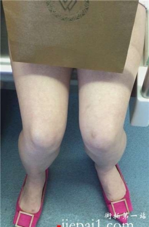 低头玩手机入迷的美女，腿腿真白。