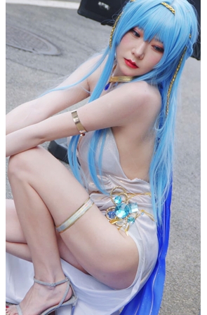 蓝发coplay小姐姐