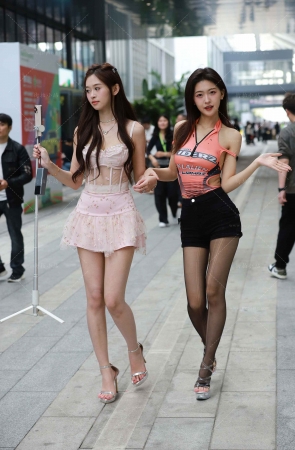 两位美少女选手~