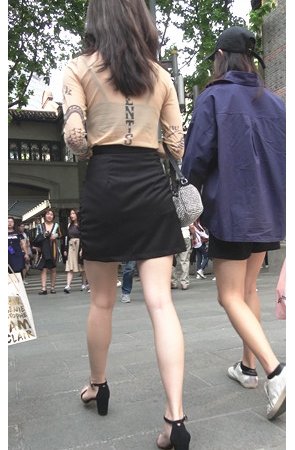 黑色高腰裙妹子