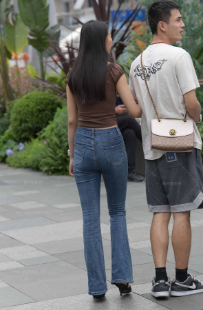 23527-13=54街拍紧身牛仔裤 11P